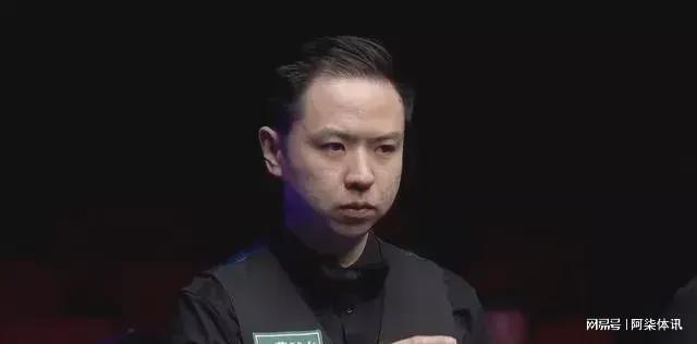 詹姆斯女儿粘着假胡子，模仿老詹的霸王步庆祝动作.