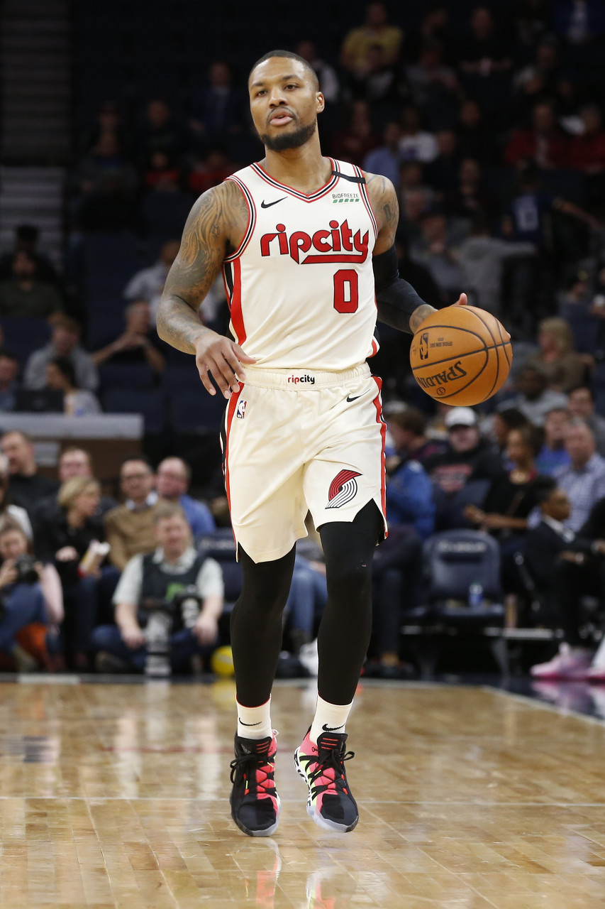 姆巴佩晒图领取上赛季欧冠金靴，并感谢巴黎老队友及工作人员